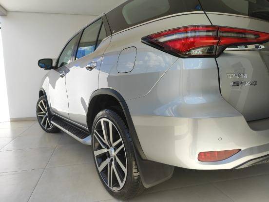 TOYOTA HILUX SW4 2.8 D-4D TURBO DIESEL SRX 4X4 AUTOMÁTICO